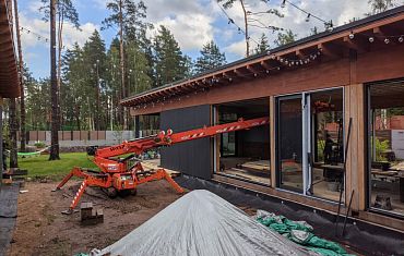 Остекление частного сектора с помощью мини-крана Арлифт